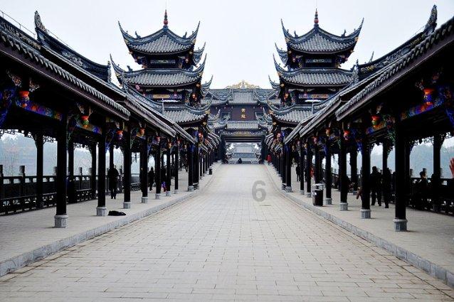 ”我来自名古屋。我想我是个土包子，没有手冢治虫那样伟大。我觉得我一生最大的功绩便是一个女性机器娃娃游戏画面